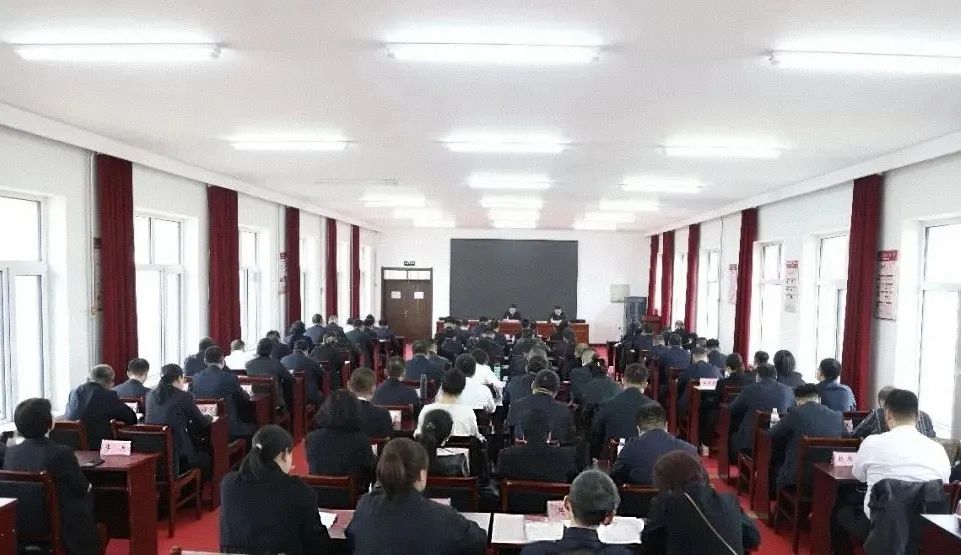 伊美区举办区级领导干部深入贯彻中央八项规定精神学习教育专题读书班