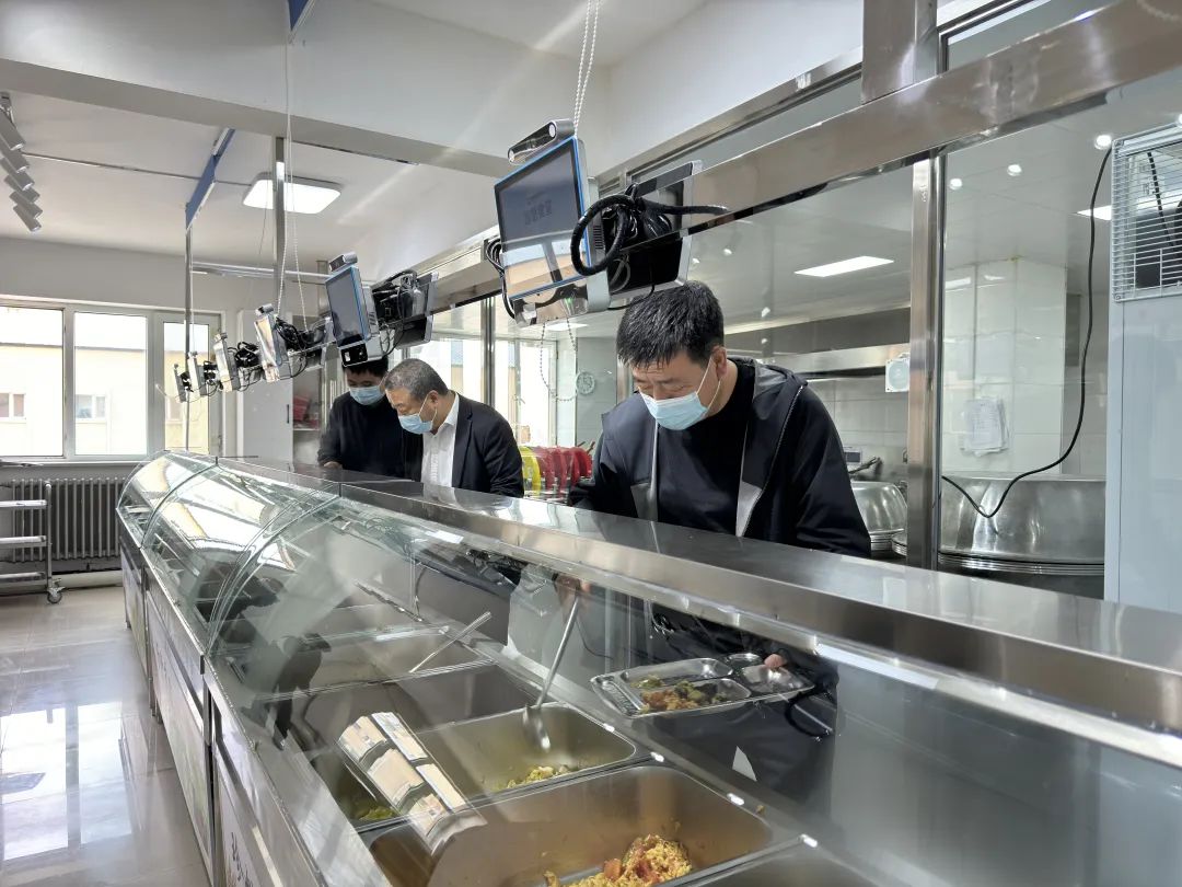 伊美区第二中学推行自助打餐新模式 引领校园节约新风尚