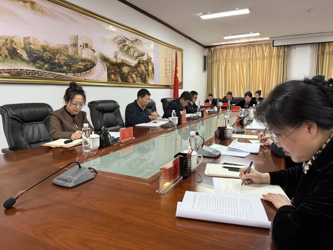 市委宣传部列席旁听工作组列席旁听中共伊美区委理论学习中心组2025年度第五次集体学习
