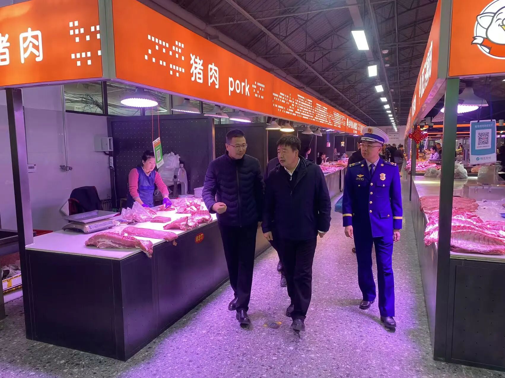 张正强深入城区学校、企业、农贸市场开展调研