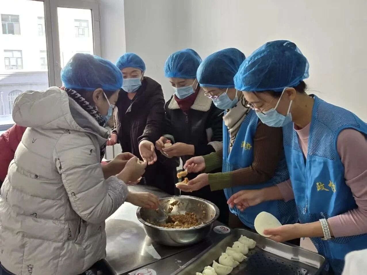 伊美区政协机关党支部走进社会福利院开展“情暖立冬 爱润家园”主题党日活动